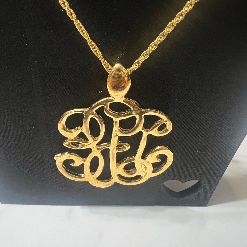 Elegant Gold filigree Pendant Necklace